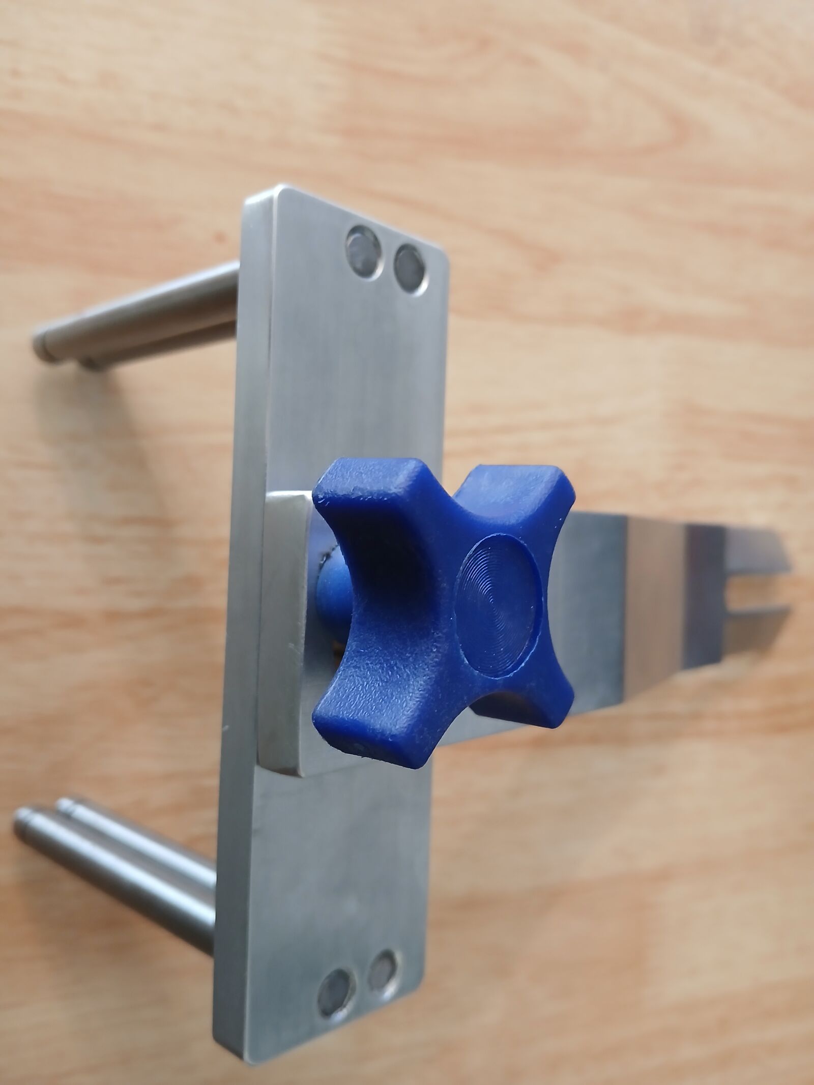 Setting cut angle and locking with the 4-Arm Knob